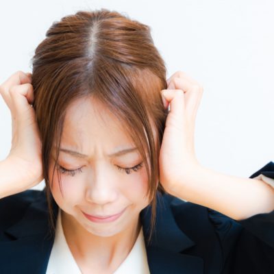 仕事に悩む女性