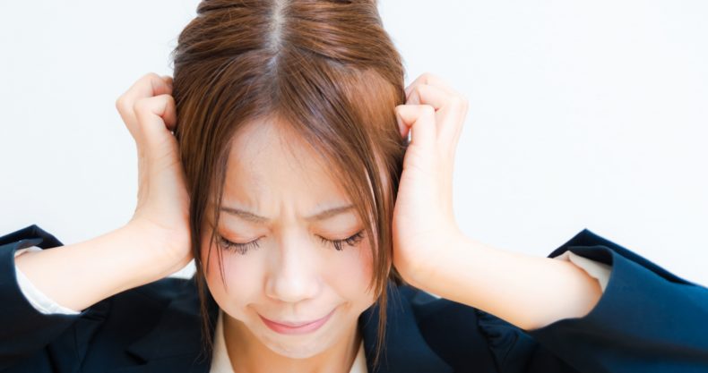 仕事に悩む女性